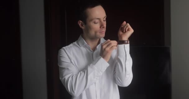 Zakenman Zet Een Horloge Zijn Hand Klaar Zaken Doen — Stockvideo