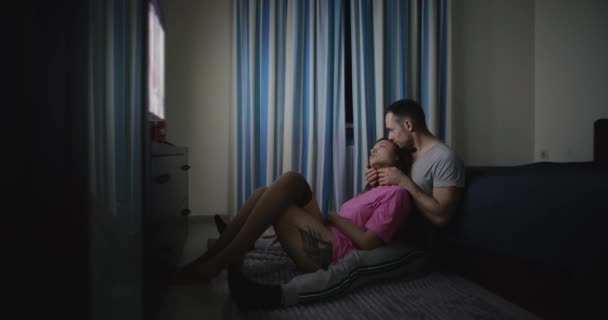 Ζευγάρι Βλέποντας Τηλεόραση Μαζί Φιλιά Και Αγάπη Στο Σαλόνι — Αρχείο Βίντεο