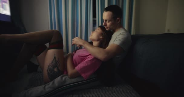 Paar Das Gemeinsam Fernsieht Umarmt Sich Hause Mit Liebe — Stockvideo