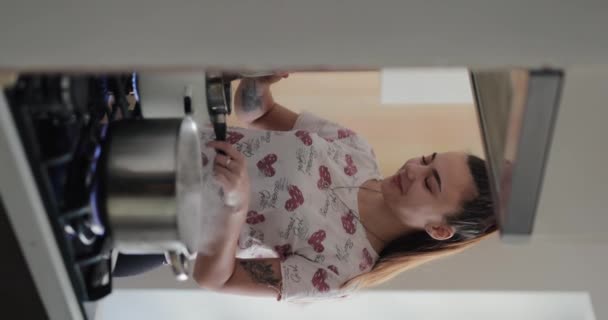 Сміється Жінка Готує Кухні Стоячи Біля Плити Вертикальне Відео — стокове відео