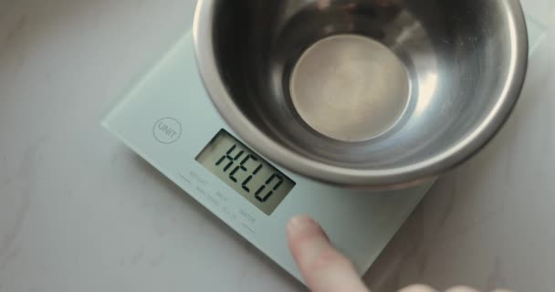 Ein Gewicht Von 60G Katzenfutter Auf Einer Elektronischen Küchenwaage — Stockvideo