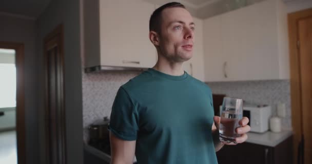 Uomo Che Beve Acqua Casa Mattino — Video Stock