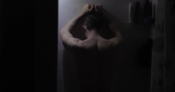 Deprimido Hombre Enojado Golpeando Pared Con Mano Ducha Cámara Lenta — Vídeos de Stock
