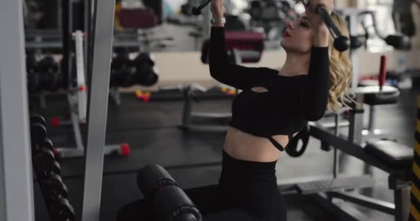Γυναίκα Ασκούμενη Στο Γυμναστήριο Του Εκπαιδευτικού Μηχανισμού — Αρχείο Βίντεο