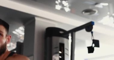 Gölgelerle dövüşen bir adam, spor kulübünde boks yapıyor.