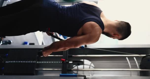 Мужчина Делает Трицепс Блок Упражнения Тренажерном Зале Вертикальное Видео — стоковое видео