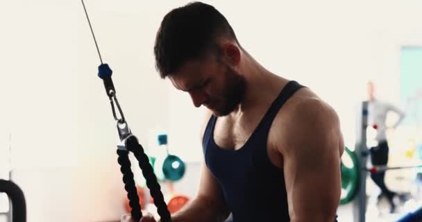 Мужчина Делающий Трицепс Время Тренировки Спортзале — стоковое видео