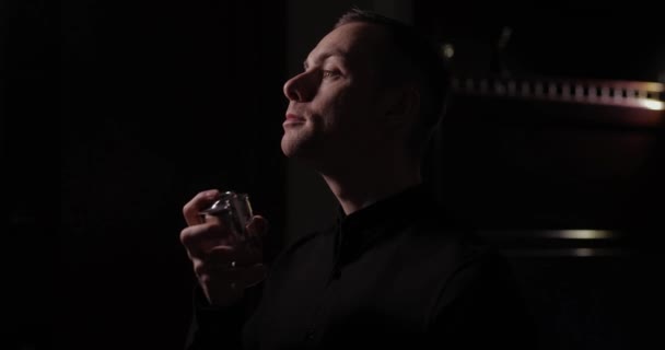 Hombre Aplicando Perfume Cuello Cámara Lenta Fondo Negro Oscuro — Vídeos de Stock
