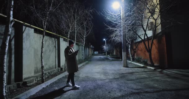 Adam Küfreder Gece Sokakta Telefonla Konuşurken Sinirlenir — Stok video