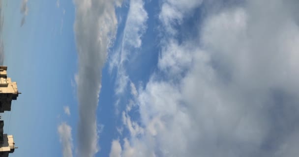 雲と空に偏光フィルター効果の実証 垂直ビデオ — ストック動画