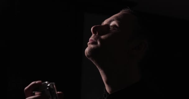 Homem Pulverizando Perfume Seu Pescoço Câmera Lenta Fundo Escuro Preto — Vídeo de Stock