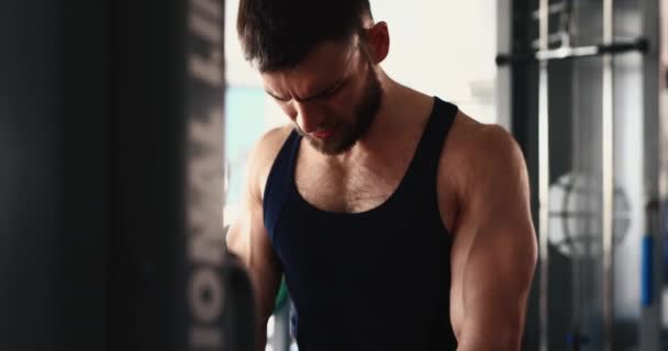 Homme Faisant Triceps Sur Bloc Exercice Dans Une Salle Gym — Video