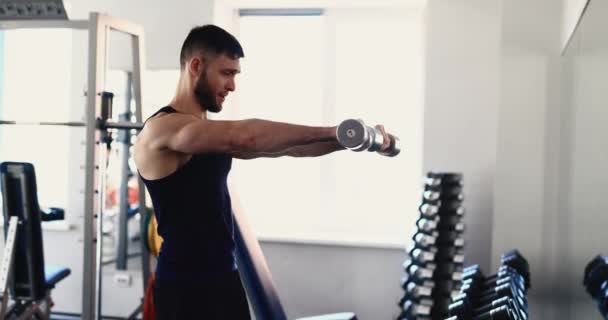 Spor Salonunda Dambıllarla Omuz Egzersizi Yapan Bir Adam — Stok video