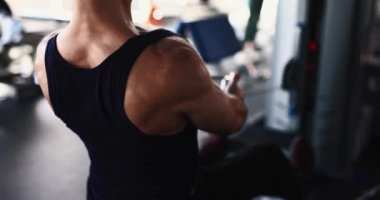 Spor salonunda antrenman yapan bir adam.