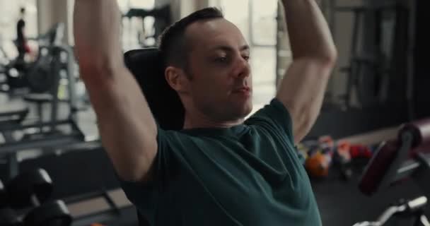 Δυνατός Άντρας Σηκώνει Αλτήρες Στο Γυμναστήριο Αντλώντας Δελτοειδείς Μυς — Αρχείο Βίντεο
