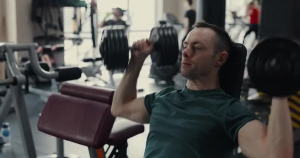 Δυνατός Άντρας Σηκώνει Αλτήρες Στο Γυμναστήριο Αντλώντας Δελτοειδείς Μυς — Αρχείο Βίντεο