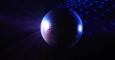 Disko topu gece kulübünde dönüyor.