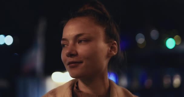 Schattig Verlegen Meisje Zoek Rond Nacht Stad — Stockvideo