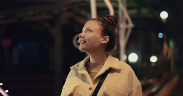 Leuke Lachende Vrouw Loopt Nachts Stad Straat Kijkt Zich Heen — Stockvideo