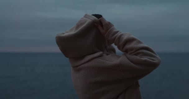Kvinna Bär Huva Promenader Kullen Vid Havet Avkopplande Naturen Kvällen — Stockvideo