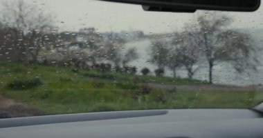 Arabada otur ve yağmurun sesini ve sileceklerin çalışmasını dinle. Orijinal ses de dahil.