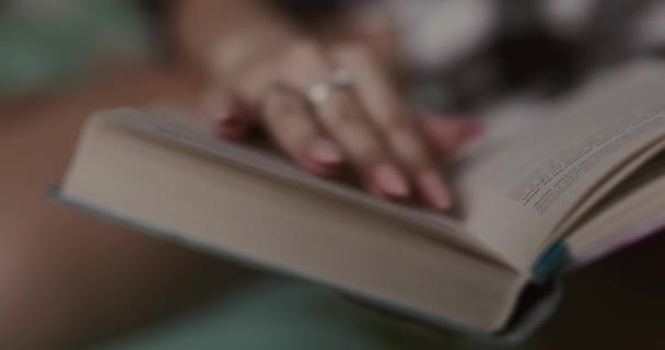 Asmr Les Mains Féminines Lisent Livre Tournent Page Gros Plan — Video