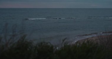 Akşamları deniz dalgaları, tepeden manzara