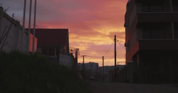 Kobieta Idzie Kierunku Pięknego Zachodu Słońca Ulicy Miasta — Wideo stockowe