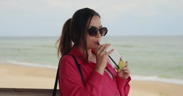 Молода Жінка Рожевому Питті Свіжий Мохіто Пляжі — стокове відео