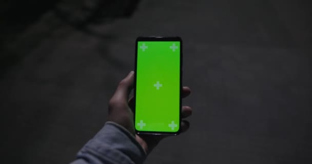Pov Mandlige Hånd Holder Smartphone Med Grøn Skærm Natten Byen – Stock-video