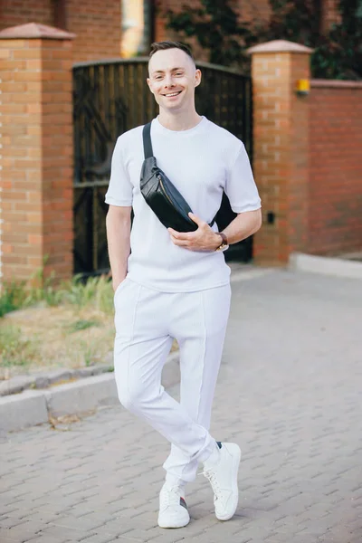 Elegante Uomo Caucasico Costume Bianco Posa Strada Con Sacchetto Banana — Foto Stock