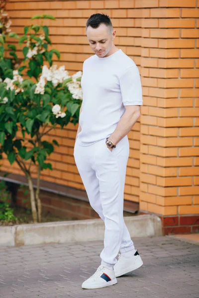 Przystojny Biały Mężczyzna Modnym Białym Kostiumie Pozujący Ulicy — Zdjęcie stockowe