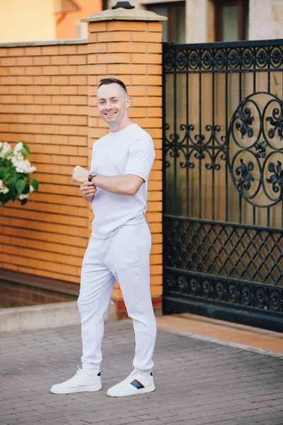 Bell Uomo Costume Bianco Alla Moda Posa Strada Con Orologio — Foto Stock
