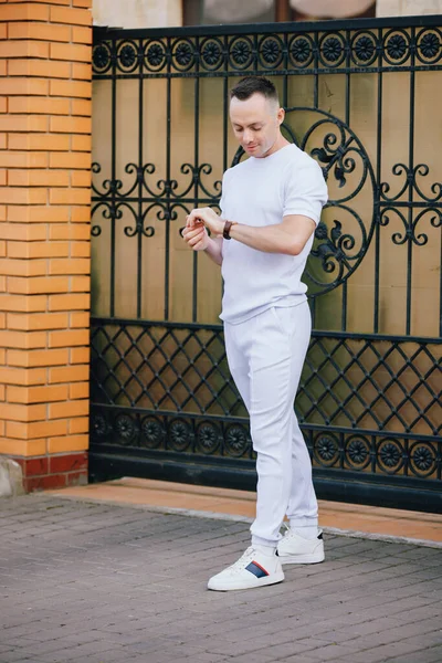Bello Uomo Costume Bianco Alla Moda Alla Ricerca Tempo Orologio — Foto Stock