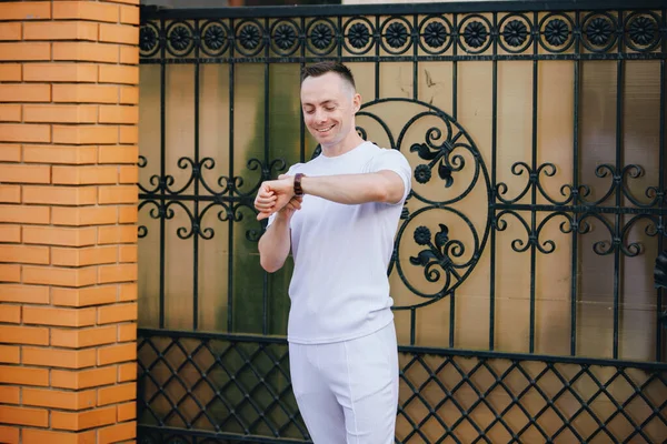 Bel Homme Costume Blanc Mode Recherche Temps Dans Montre Classique — Photo