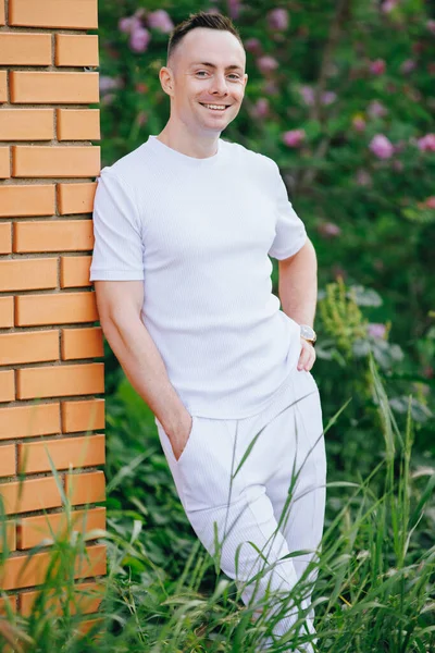 Sorridente Bel Bianco Uomo Ritratto Appoggiato Muro Giorno Estate — Foto Stock