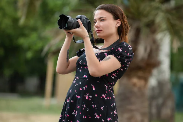 Γυναίκα Φωτογράφος Στο Φόρεμα Τραβήξτε Μια Φωτογραφία Την Ημέρα Του — Φωτογραφία Αρχείου