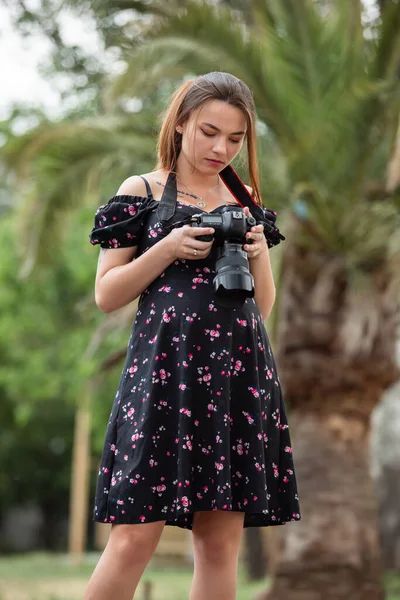 Žena Fotograf Šatech Drží Fotoaparát Letní Den — Stock fotografie