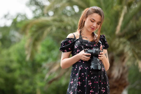 Γυναίκα Φωτογράφος Στο Φόρεμα Κρατώντας Φωτογραφική Μηχανή Την Ημέρα Του — Φωτογραφία Αρχείου