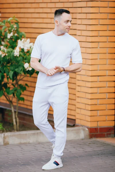 Bello Uomo Caucasico Costume Bianco Alla Moda Posa Strada — Foto Stock