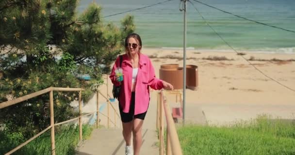 Молода Жінка Рожевому Тримає Мохіто Ходить Пляжі Повільний Рух — стокове відео
