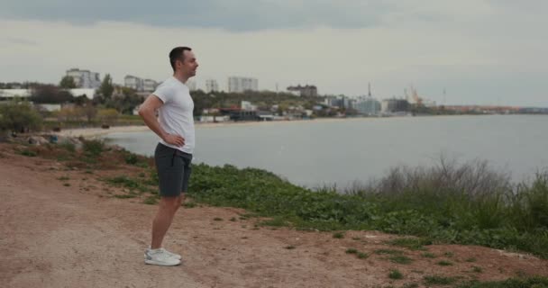 Lunges Ćwiczenia Fitness Man Wykonywanie Lunge Ćwiczenia Plaży — Wideo stockowe