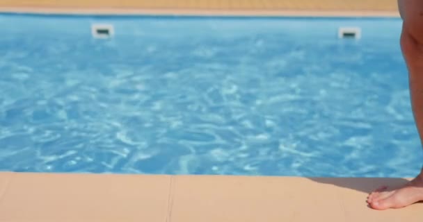 Mannelijke Benen Zonder Platte Voeten Lopen Blootsvoets Langs Het Zwembad — Stockvideo