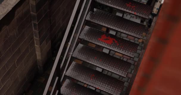 Metal Merdivenlere Düşen Yağmur Damlaları Orijinal Ses Dahil — Stok video