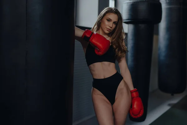 Mujer Sexy Boxeador Sujetador Bragas Posando Club Boxeo —  Fotos de Stock