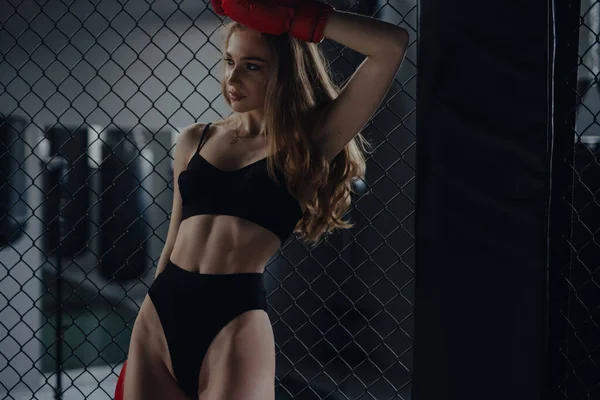 Sexig Kvinna Boxare Och Trosor Poserar Boxningsklubben — Stockfoto