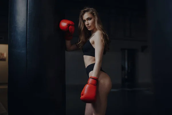 穿着胸罩和内裤的性感女子拳击手在包厢里摆姿势 — 图库照片