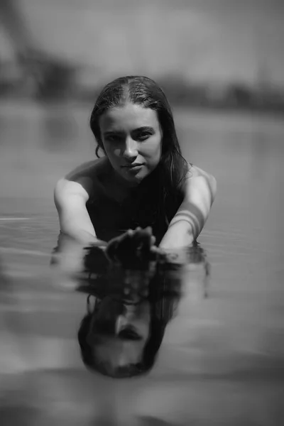 Fekete Fehér Portré Tóban Úszó Meztelen Nőről — Stock Fotó