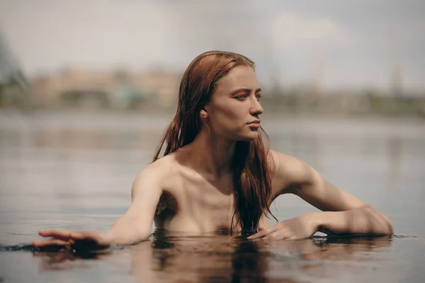 Portrett Naken Kvinne Som Svømmer Innsjøen – stockfoto