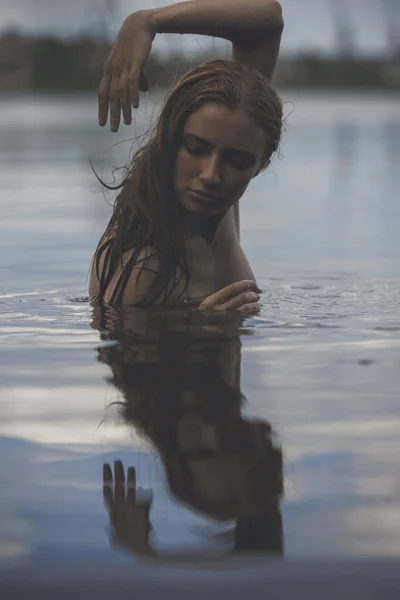 Portrett Naken Kvinne Som Svømmer Innsjøen – stockfoto